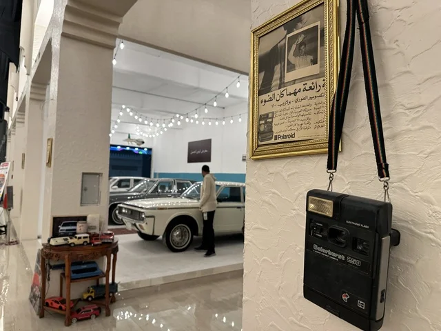 عرض سيارة كلاسيكية في فعالية حياة زمان في أسواق الحياة بلازا في مدينة الدمام بالمنطقة الشرقية 9 يناير 2026 ، محاكاة تفاصيل الحياة القديمة ونمط حياة الأجداد، فعالية تراثية في فصل الشتاء