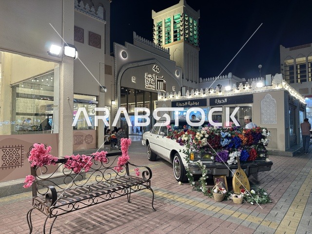 عرض سيارة كلاسيكية في فعالية حياة زمان في أسواق الحياة بلازا في مدينة الدمام بالمنطقة الشرقية 9 يناير 2026 ، محاكاة تفاصيل الحياة القديمة ونمط حياة الأجداد، فعالية تراثية في فصل الشتاء