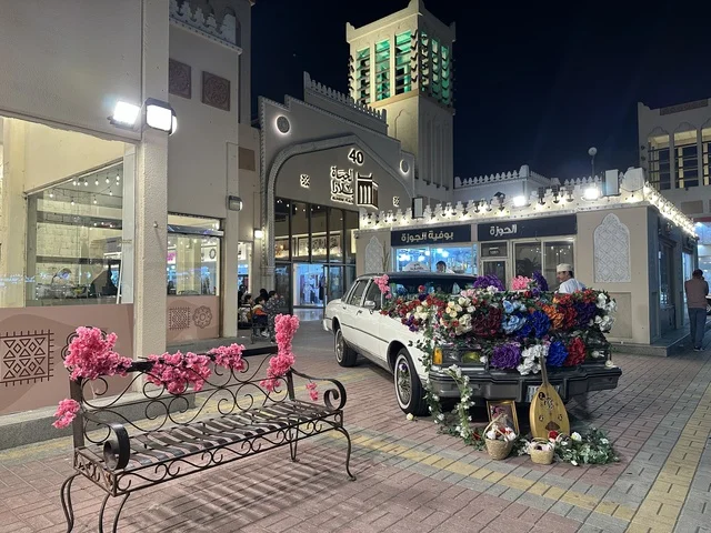 عرض سيارة كلاسيكية في فعالية حياة زمان في أسواق الحياة بلازا في مدينة الدمام بالمنطقة الشرقية 9 يناير 2026 ، محاكاة تفاصيل الحياة القديمة ونمط حياة الأجداد، فعالية تراثية في فصل الشتاء