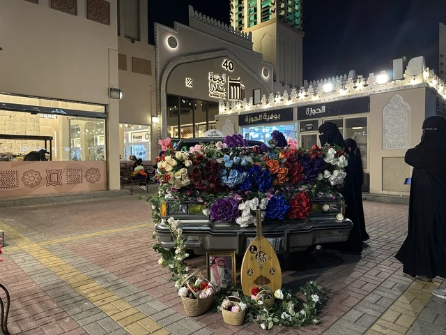 عرض سيارة كلاسيكية في فعالية حياة زمان في أسواق الحياة بلازا في مدينة الدمام بالمنطقة الشرقية 9 يناير 2026 ، محاكاة تفاصيل الحياة القديمة ونمط حياة الأجداد، فعالية تراثية في فصل الشتاء