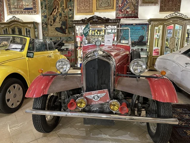 السيارات الكلاسيكية القديمة بمتحف الفلوة والجوهرة في حي النزهة بمدينة الدمام، المنطقة الشرقية، المملكة العربية السعودية، يوم 21 من فبراير 2018 ، وجهة تعليمية وسياحية مميزة ، توثيق للحرف اليدوية والهوية السعودية  ،معلم تراثي وثقافي يعرض تاريخ الأزياء والحلي التقليدية ،  التراث السعودي ، الفن الإسلامي