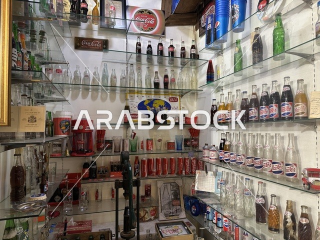 تاريخ المشروبات الغازية بمتحف الفلوة والجوهرة في حي النزهة بمدينة الدمام، المنطقة الشرقية، المملكة العربية السعودية، يوم 21 من فبراير 2018 ، وجهة تعليمية وسياحية مميزة ، توثيق للحرف اليدوية والهوية السعودية  ،معلم تراثي وثقافي يعرض تاريخ الأزياء والحلي التقليدية ،  التراث السعودي ، الفن الإسلامي