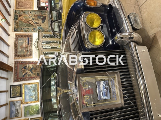 سيارة كلاسيكية سوداء اللون بمتحف الفلوة والجوهرة في حي النزهة بمدينة الدمام، المنطقة الشرقية، المملكة العربية السعودية، يوم 21 من فبراير 2018 ، وجهة تعليمية وسياحية مميزة ، توثيق للحرف اليدوية والهوية السعودية  ،معلم تراثي وثقافي يعرض تاريخ الأزياء والحلي التقليدية ،  التراث السعودي ، الفن الإسلامي