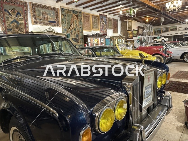 سيارة كلاسيكية سوداء اللون بمتحف الفلوة والجوهرة في حي النزهة بمدينة الدمام، المنطقة الشرقية، المملكة العربية السعودية، يوم 21 من فبراير 2018 ، وجهة تعليمية وسياحية مميزة ، توثيق للحرف اليدوية والهوية السعودية  ،معلم تراثي وثقافي يعرض تاريخ الأزياء والحلي التقليدية ،  التراث السعودي ، الفن الإسلامي