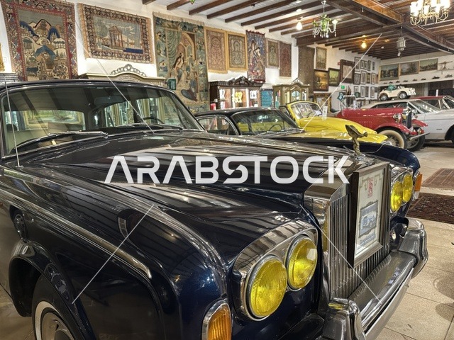 سيارة كلاسيكية سوداء اللون بمتحف الفلوة والجوهرة في حي النزهة بمدينة الدمام، المنطقة الشرقية، المملكة العربية السعودية، يوم 21 من فبراير 2018 ، وجهة تعليمية وسياحية مميزة ، توثيق للحرف اليدوية والهوية السعودية  ،معلم تراثي وثقافي يعرض تاريخ الأزياء والحلي التقليدية ،  التراث السعودي ، الفن الإسلامي