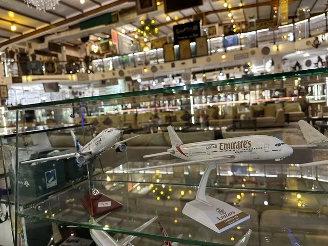 مجسمات المركبات الكلاسيكية والطيران بمتحف الفلوة والجوهرة في حي النزهة بمدينة الدمام، المنطقة الشرقية، المملكة العربية السعودية، يوم 21 من فبراير 2018 ، وجهة تعليمية وسياحية مميزة ، توثيق للحرف اليدوية والهوية السعودية  ،معلم تراثي وثقافي يعرض تاريخ الأزياء والحلي التقليدية ،  التراث السعودي ، الفن الإسلامي