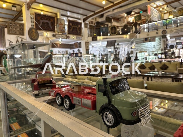 مجسمات المركبات الكلاسيكية والطيران بمتحف الفلوة والجوهرة في حي النزهة بمدينة الدمام، المنطقة الشرقية، المملكة العربية السعودية، يوم 21 من فبراير 2018 ، وجهة تعليمية وسياحية مميزة ، توثيق للحرف اليدوية والهوية السعودية  ،معلم تراثي وثقافي يعرض تاريخ الأزياء والحلي التقليدية ،  التراث السعودي ، الفن الإسلامي