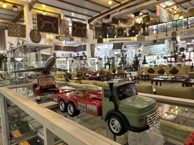 مجسمات المركبات الكلاسيكية والطيران بمتحف الفلوة والجوهرة في حي النزهة بمدينة الدمام، المنطقة الشرقية، المملكة العربية السعودية، يوم 21 من فبراير 2018 ، وجهة تعليمية وسياحية مميزة ، توثيق للحرف اليدوية والهوية السعودية  ،معلم تراثي وثقافي يعرض تاريخ الأزياء والحلي التقليدية ،  التراث السعودي ، الفن الإسلامي