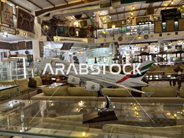 مجسمات المركبات الكلاسيكية والطيران بمتحف الفلوة والجوهرة في حي النزهة بمدينة الدمام، المنطقة الشرقية، المملكة العربية السعودية، يوم 21 من فبراير 2018 ، وجهة تعليمية وسياحية مميزة ، توثيق للحرف اليدوية والهوية السعودية  ،معلم تراثي وثقافي يعرض تاريخ الأزياء والحلي التقليدية ،  التراث السعودي ، الفن الإسلامي