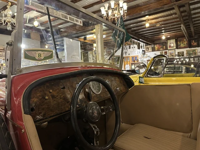 قسم السيارات الكلاسيكية وقطع الغيار بمتحف الفلوة والجوهرة في حي النزهة بمدينة الدمام، المنطقة الشرقية، المملكة العربية السعودية، يوم 21 من فبراير 2018 ، وجهة تعليمية وسياحية مميزة ، توثيق للحرف اليدوية والهوية السعودية  ،معلم تراثي وثقافي يعرض تاريخ الأزياء والحلي التقليدية ،  التراث السعودي ، الفن الإسلامي