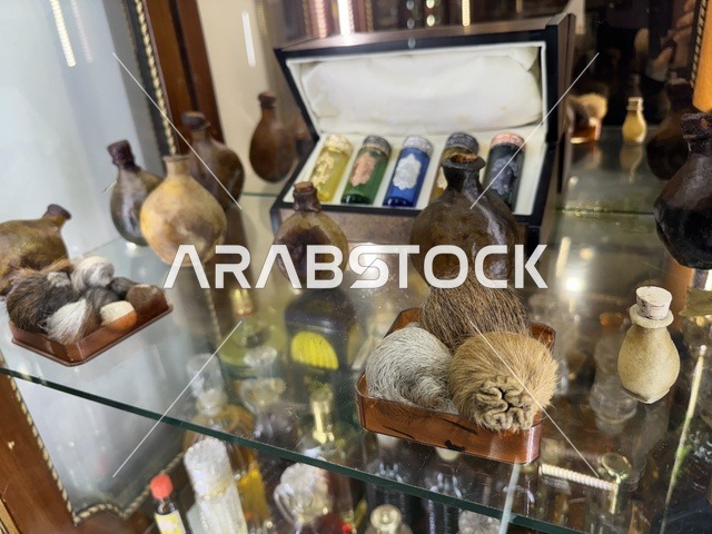 ركن العطور والمسك والبخور بمتحف الفلوة والجوهرة في حي النزهة بمدينة الدمام، المنطقة الشرقية، المملكة العربية السعودية، يوم 21 من فبراير 2018 ، وجهة تعليمية وسياحية مميزة ، توثيق للحرف اليدوية والهوية السعودية  ،معلم تراثي وثقافي يعرض تاريخ الأزياء والحلي التقليدية ،  التراث السعودي ، الفن الإسلامي