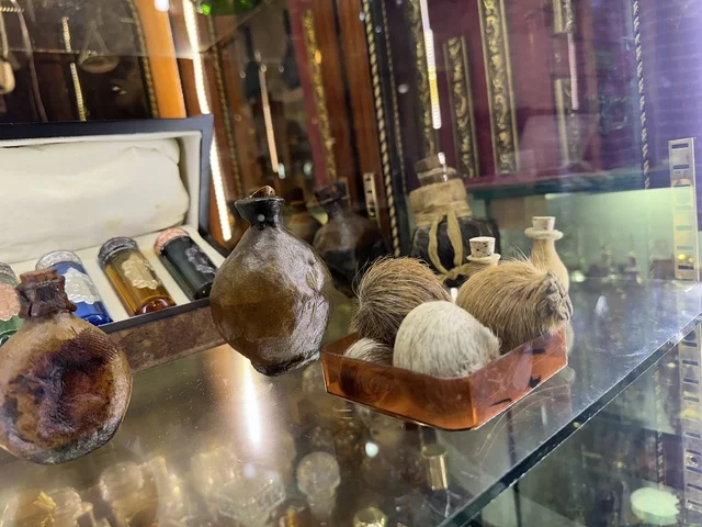 ركن العطور والمسك والبخور بمتحف الفلوة والجوهرة في حي النزهة بمدينة الدمام، المنطقة الشرقية، المملكة العربية السعودية، يوم 21 من فبراير 2018 ، وجهة تعليمية وسياحية مميزة ، توثيق للحرف اليدوية والهوية السعودية  ،معلم تراثي وثقافي يعرض تاريخ الأزياء والحلي التقليدية ،  التراث السعودي ، الفن الإسلامي