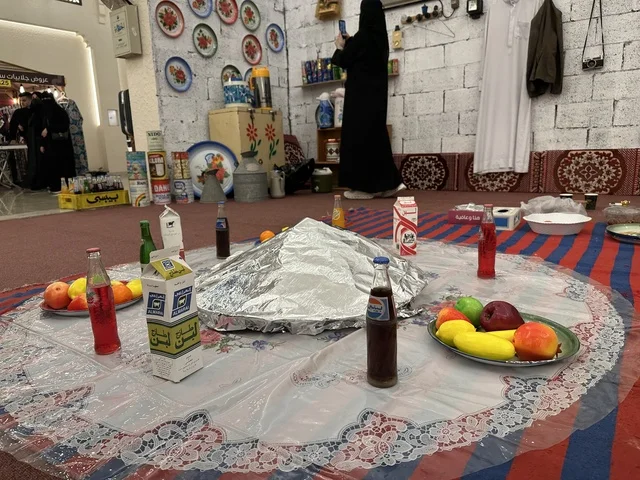 طعام وذكرى جيل الطيبين، فعالية تراثية في فصل الشتاء، فعالية حياة زمان في أسواق الحياة بلازا في مدينة الدمام بالمنطقة الشرقية 9 يناير 2026 ، محاكاة تفاصيل الحياة القديمة ونمط حياة الأجداد