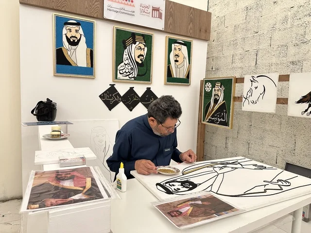 فن الخرز والكريستال في فعالية حياة زمان في أسواق الحياة بلازا في مدينة الدمام بالمنطقة الشرقية 9 يناير 2026 ، محاكاة تفاصيل الحياة القديمة ونمط حياة الأجداد، فعالية تراثية في فصل الشتاء