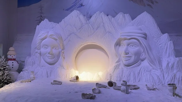 ديكور ثلجي ومشهد جبلي في تجربة كورفشيفل فى منطقة بوليفارد وورلد بالرياض، المملكة العربية السعودية يوم 25 من نوفمبر 2025، فعالية ترفيهية شتوية مستوحاة من أجواء منتجعات التزلج الأوروبية، أجواء فاخرة تجمع الترفيه والاستجمام، مطاعم ومقاهي بطابع شتوي، أنشطة تفاعلية ممتعه