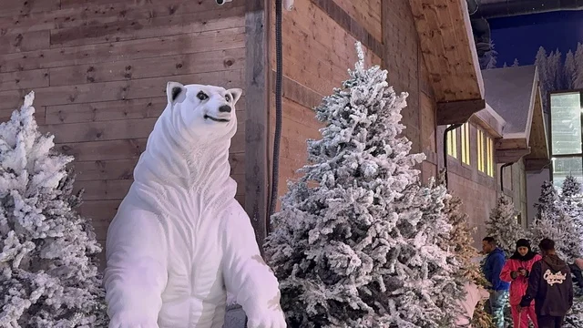 ديكور ثلجي ومشهد جبلي في تجربة كورفشيفل فى منطقة بوليفارد وورلد بالرياض، المملكة العربية السعودية يوم 25 من نوفمبر 2025، فعالية ترفيهية شتوية مستوحاة من أجواء منتجعات التزلج الأوروبية، أجواء فاخرة تجمع الترفيه والاستجمام، مطاعم ومقاهي بطابع شتوي، أنشطة تفاعلية ممتعه