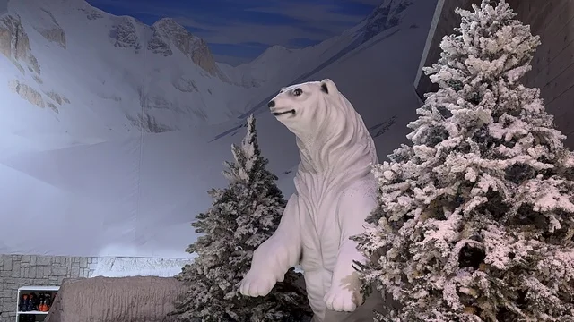 ديكور ثلجي ومشهد جبلي في تجربة كورفشيفل فى منطقة بوليفارد وورلد بالرياض، المملكة العربية السعودية يوم 25 من نوفمبر 2025، فعالية ترفيهية شتوية مستوحاة من أجواء منتجعات التزلج الأوروبية، أجواء فاخرة تجمع الترفيه والاستجمام، مطاعم ومقاهي بطابع شتوي، أنشطة تفاعلية ممتعه