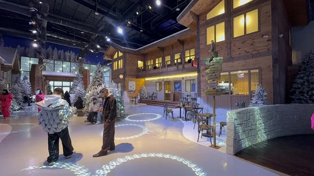 فعالية ترفيهية شتوية مستوحاة من أجواء منتجعات التزلج الأوروبية،  تجربة كورفشيفل فى منطقة بوليفارد وورلد بالرياض، المملكة العربية السعودية يوم 25 من نوفمبر 2025، ديكور ثلجي ومشهد جبلي ،أجواء فاخرة تجمع الترفيه والاستجمام، مطاعم ومقاهي بطابع شتوي، أنشطة تفاعلية ممتعه