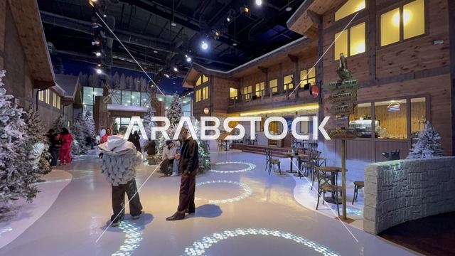 فعالية ترفيهية شتوية مستوحاة من أجواء منتجعات التزلج الأوروبية،  تجربة كورفشيفل فى منطقة بوليفارد وورلد بالرياض، المملكة العربية السعودية يوم 25 من نوفمبر 2025، ديكور ثلجي ومشهد جبلي ،أجواء فاخرة تجمع الترفيه والاستجمام، مطاعم ومقاهي بطابع شتوي، أنشطة تفاعلية ممتعه