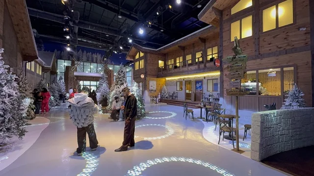 فعالية ترفيهية شتوية مستوحاة من أجواء منتجعات التزلج الأوروبية،  تجربة كورفشيفل فى منطقة بوليفارد وورلد بالرياض، المملكة العربية السعودية يوم 25 من نوفمبر 2025، ديكور ثلجي ومشهد جبلي ،أجواء فاخرة تجمع الترفيه والاستجمام، مطاعم ومقاهي بطابع شتوي، أنشطة تفاعلية ممتعه