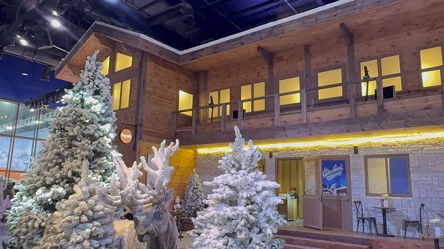 فعالية ترفيهية شتوية مستوحاة من أجواء منتجعات التزلج الأوروبية،  تجربة كورفشيفل فى منطقة بوليفارد وورلد بالرياض، المملكة العربية السعودية يوم 25 من نوفمبر 2025، ديكور ثلجي ومشهد جبلي ،أجواء فاخرة تجمع الترفيه والاستجمام، مطاعم ومقاهي بطابع شتوي، أنشطة تفاعلية ممتعه