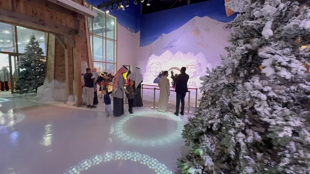 فعالية ترفيهية شتوية مستوحاة من أجواء منتجعات التزلج الأوروبية،  تجربة كورفشيفل فى منطقة بوليفارد وورلد بالرياض، المملكة العربية السعودية يوم 25 من نوفمبر 2025، ديكور ثلجي ومشهد جبلي ،أجواء فاخرة تجمع الترفيه والاستجمام، مطاعم ومقاهي بطابع شتوي، أنشطة تفاعلية ممتعه