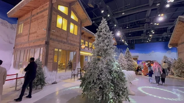 فعالية ترفيهية شتوية مستوحاة من أجواء منتجعات التزلج الأوروبية،  تجربة كورفشيفل فى منطقة بوليفارد وورلد بالرياض، المملكة العربية السعودية يوم 25 من نوفمبر 2025، ديكور ثلجي ومشهد جبلي ،أجواء فاخرة تجمع الترفيه والاستجمام، مطاعم ومقاهي بطابع شتوي، أنشطة تفاعلية ممتعه