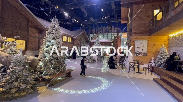 فعالية ترفيهية شتوية مستوحاة من أجواء منتجعات التزلج الأوروبية،  تجربة كورفشيفل فى منطقة بوليفارد وورلد بالرياض، المملكة العربية السعودية يوم 25 من نوفمبر 2025، ديكور ثلجي ومشهد جبلي ،أجواء فاخرة تجمع الترفيه والاستجمام، مطاعم ومقاهي بطابع شتوي، أنشطة تفاعلية ممتعه