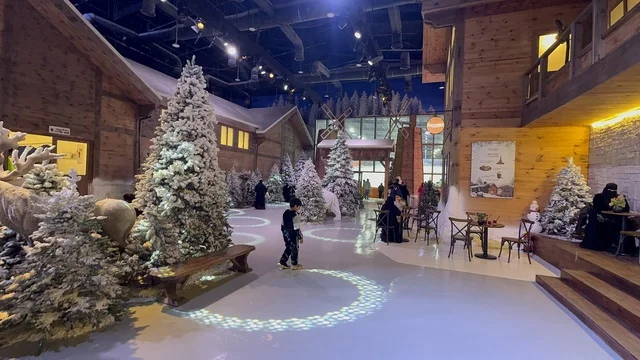 فعالية ترفيهية شتوية مستوحاة من أجواء منتجعات التزلج الأوروبية،  تجربة كورفشيفل فى منطقة بوليفارد وورلد بالرياض، المملكة العربية السعودية يوم 25 من نوفمبر 2025، ديكور ثلجي ومشهد جبلي ،أجواء فاخرة تجمع الترفيه والاستجمام، مطاعم ومقاهي بطابع شتوي، أنشطة تفاعلية ممتعه