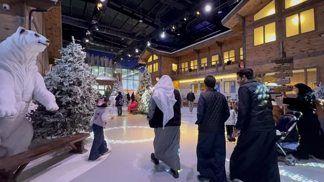 تجول الزوار في تجربة كورفشيفل فى منطقة بوليفارد وورلد بالرياض، المملكة العربية السعودية يوم 25 من نوفمبر 2025، ديكور ثلجي ومشهد جبلي ،أجواء فاخرة تجمع الترفيه والاستجمام، فعالية ترفيهية شتوية مستوحاة من أجواء منتجعات التزلج الأوروبية،  مطاعم ومقاهي بطابع شتوي، أنشطة تفاعلية ممتعه