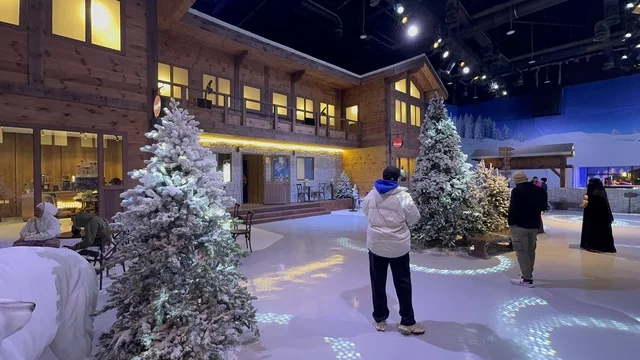 تجول الزوار في تجربة كورفشيفل فى منطقة بوليفارد وورلد بالرياض، المملكة العربية السعودية يوم 25 من نوفمبر 2025، ديكور ثلجي ومشهد جبلي ،أجواء فاخرة تجمع الترفيه والاستجمام، فعالية ترفيهية شتوية مستوحاة من أجواء منتجعات التزلج الأوروبية،  مطاعم ومقاهي بطابع شتوي، أنشطة تفاعلية ممتعه