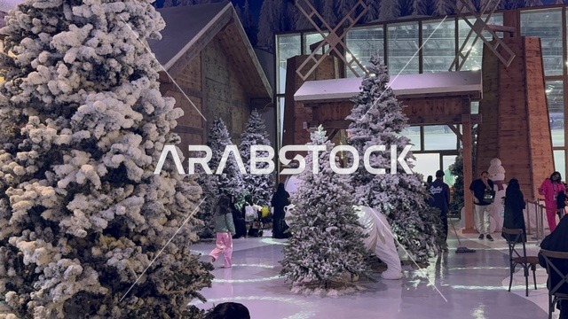 تجول الزوار في تجربة كورفشيفل فى منطقة بوليفارد وورلد بالرياض، المملكة العربية السعودية يوم 25 من نوفمبر 2025، ديكور ثلجي ومشهد جبلي ،أجواء فاخرة تجمع الترفيه والاستجمام، فعالية ترفيهية شتوية مستوحاة من أجواء منتجعات التزلج الأوروبية،  مطاعم ومقاهي بطابع شتوي، أنشطة تفاعلية ممتعه