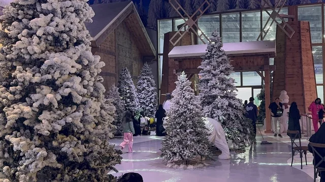 تجول الزوار في تجربة كورفشيفل فى منطقة بوليفارد وورلد بالرياض، المملكة العربية السعودية يوم 25 من نوفمبر 2025، ديكور ثلجي ومشهد جبلي ،أجواء فاخرة تجمع الترفيه والاستجمام، فعالية ترفيهية شتوية مستوحاة من أجواء منتجعات التزلج الأوروبية،  مطاعم ومقاهي بطابع شتوي، أنشطة تفاعلية ممتعه