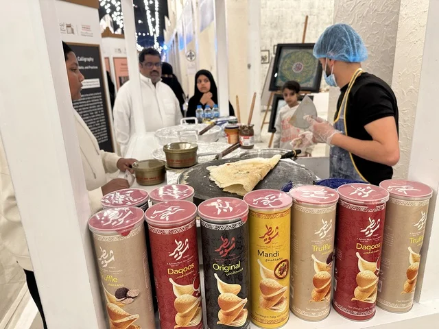 طعام جيل الطيبين في فعالية حياة زمان في أسواق الحياة بلازا في مدينة الدمام بالمنطقة الشرقية 9 يناير 2026 ، فعالية تراثية في فصل الشتاء، محاكاة تفاصيل الحياة القديمة ونمط حياة الأجداد