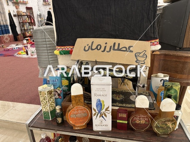 عطارة زمان في فعالية حياة زمان في أسواق الحياة بلازا في مدينة الدمام بالمنطقة الشرقية 9 يناير 2026 ، فعالية تراثية في فصل الشتاء، محاكاة تفاصيل الحياة القديمة ونمط حياة الأجداد