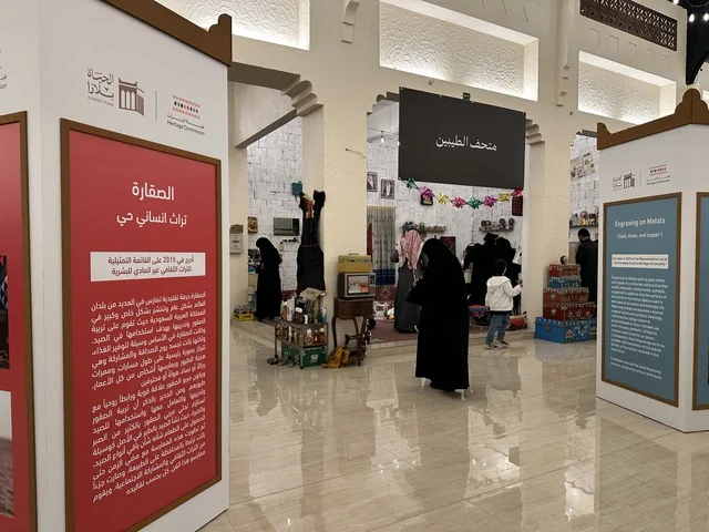 فعالية تراثية في فصل الشتاء، متحف الطيبين في فعالية حياة زمان في أسواق الحياة بلازا في مدينة الدمام بالمنطقة الشرقية 9 يناير 2026 ، محاكاة تفاصيل الحياة القديمة ونمط حياة الأجداد