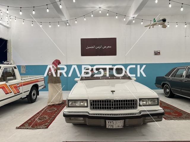 عرض سيارة كلاسيكية قديمة، فعالية تراثية في فصل الشتاء، فعالية حياة زمان في أسواق الحياة بلازا في مدينة الدمام بالمنطقة الشرقية 9 يناير 2026 ، محاكاة تفاصيل الحياة القديمة ونمط حياة الأجداد