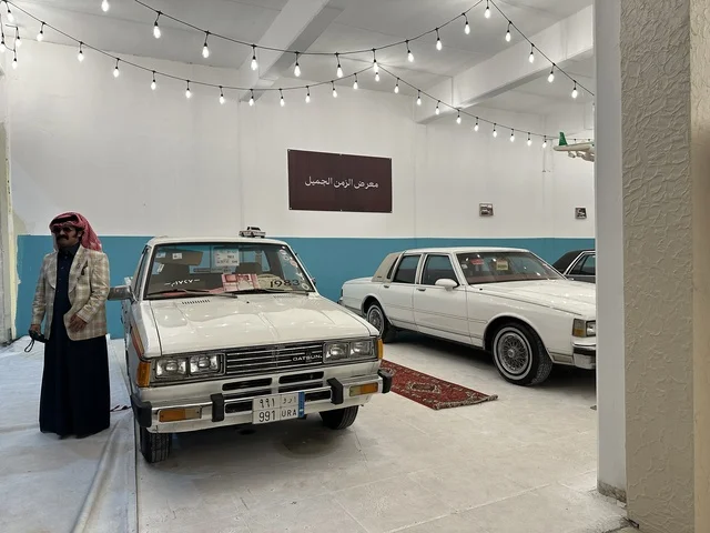 عرض سيارة كلاسيكية قديمة، فعالية تراثية في فصل الشتاء، فعالية حياة زمان في أسواق الحياة بلازا في مدينة الدمام بالمنطقة الشرقية 9 يناير 2026 ، محاكاة تفاصيل الحياة القديمة ونمط حياة الأجداد