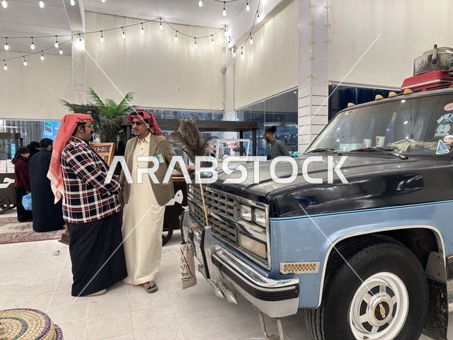 عرض سيارة كلاسيكية قديمة، فعالية تراثية في فصل الشتاء، فعالية حياة زمان في أسواق الحياة بلازا في مدينة الدمام بالمنطقة الشرقية 9 يناير 2026 ، محاكاة تفاصيل الحياة القديمة ونمط حياة الأجداد