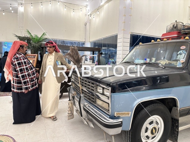 عرض سيارة كلاسيكية قديمة، فعالية تراثية في فصل الشتاء، فعالية حياة زمان في أسواق الحياة بلازا في مدينة الدمام بالمنطقة الشرقية 9 يناير 2026 ، محاكاة تفاصيل الحياة القديمة ونمط حياة الأجداد