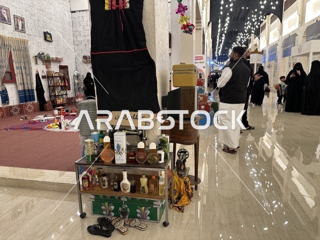 عطارة زمان في فعالية حياة زمان في أسواق الحياة بلازا في مدينة الدمام بالمنطقة الشرقية 9 يناير 2026 ، فعالية تراثية في فصل الشتاء، محاكاة تفاصيل الحياة القديمة ونمط حياة الأجداد