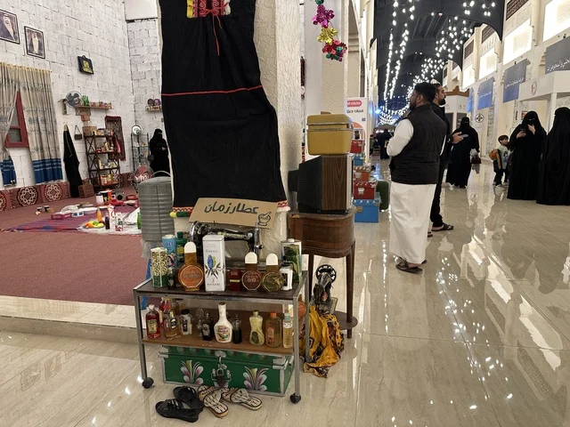 عطارة زمان في فعالية حياة زمان في أسواق الحياة بلازا في مدينة الدمام بالمنطقة الشرقية 9 يناير 2026 ، فعالية تراثية في فصل الشتاء، محاكاة تفاصيل الحياة القديمة ونمط حياة الأجداد