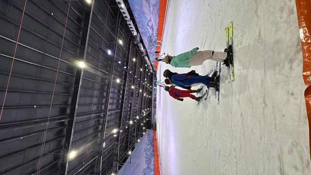 مدرسة التزلج  في تجربة كورفشيفل فى منطقة بوليفارد وورلد بالرياض، المملكة العربية السعودية يوم 25 من نوفمبر 2025، ديكور ثلجي ومشهد جبلي ،أجواء فاخرة تجمع الترفيه والاستجمام، فعالية ترفيهية شتوية مستوحاة من أجواء منتجعات التزلج الأوروبية،  مطاعم ومقاهي بطابع شتوي، أنشطة تفاعلية ممتعه