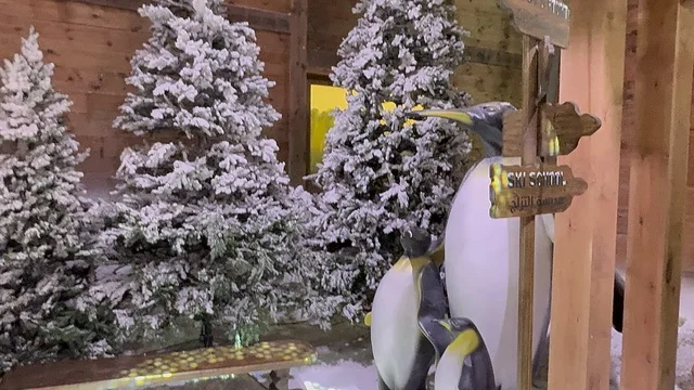 مدرسة التزلج  في تجربة كورفشيفل فى منطقة بوليفارد وورلد بالرياض، المملكة العربية السعودية يوم 25 من نوفمبر 2025، ديكور ثلجي ومشهد جبلي ،أجواء فاخرة تجمع الترفيه والاستجمام، فعالية ترفيهية شتوية مستوحاة من أجواء منتجعات التزلج الأوروبية،  مطاعم ومقاهي بطابع شتوي، أنشطة تفاعلية ممتعه