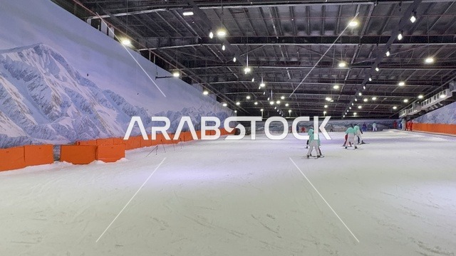 مدرسة التزلج  في تجربة كورفشيفل فى منطقة بوليفارد وورلد بالرياض، المملكة العربية السعودية يوم 25 من نوفمبر 2025، ديكور ثلجي ومشهد جبلي ،أجواء فاخرة تجمع الترفيه والاستجمام، فعالية ترفيهية شتوية مستوحاة من أجواء منتجعات التزلج الأوروبية،  مطاعم ومقاهي بطابع شتوي، أنشطة تفاعلية ممتعه