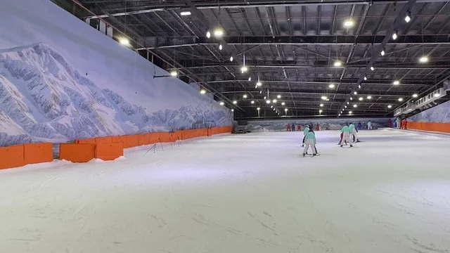 مدرسة التزلج  في تجربة كورفشيفل فى منطقة بوليفارد وورلد بالرياض، المملكة العربية السعودية يوم 25 من نوفمبر 2025، ديكور ثلجي ومشهد جبلي ،أجواء فاخرة تجمع الترفيه والاستجمام، فعالية ترفيهية شتوية مستوحاة من أجواء منتجعات التزلج الأوروبية،  مطاعم ومقاهي بطابع شتوي، أنشطة تفاعلية ممتعه