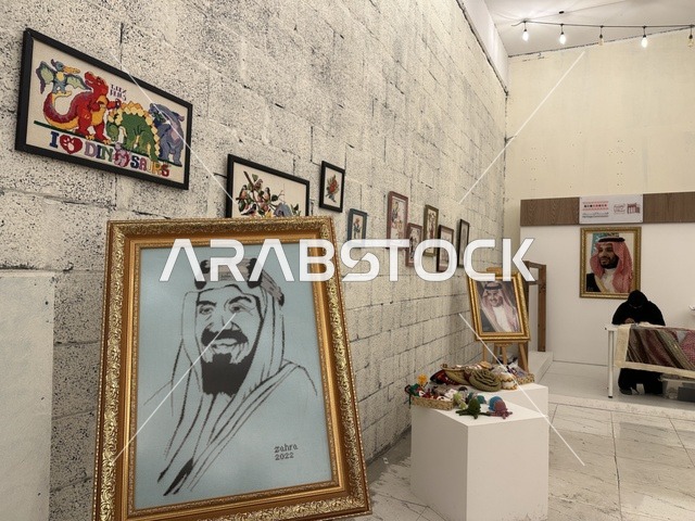 صورة ملوك المملكة العربية السعودية في فعالية حياة زمان في أسواق الحياة بلازا في مدينة الدمام بالمنطقة الشرقية 9 يناير 2026 ، فعالية تراثية في فصل الشتاء، محاكاة تفاصيل الحياة القديمة ونمط حياة الأجداد