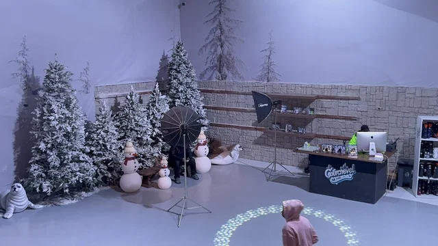 معدات التزلج  في تجربة كورفشيفل فى منطقة بوليفارد وورلد بالرياض، المملكة العربية السعودية يوم 25 من نوفمبر 2025، ديكور ثلجي ومشهد جبلي ،أجواء فاخرة تجمع الترفيه والاستجمام، فعالية ترفيهية شتوية مستوحاة من أجواء منتجعات التزلج الأوروبية،  مطاعم ومقاهي بطابع شتوي، أنشطة تفاعلية ممتعه