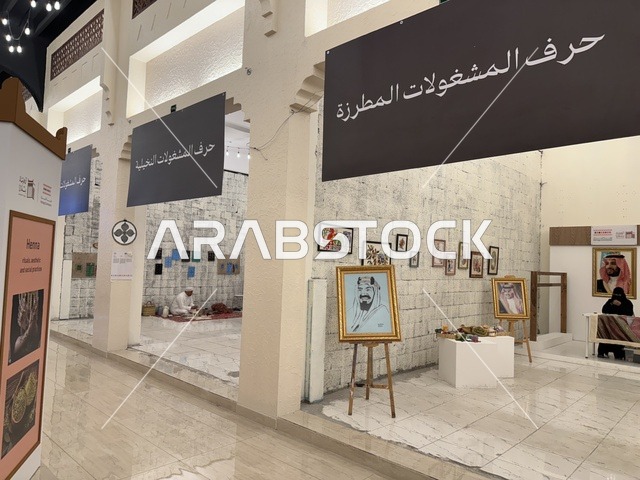 حرف المشغولات النخيلية في فعالية حياة زمان في أسواق الحياة بلازا في مدينة الدمام بالمنطقة الشرقية 9 يناير 2026 ، فعالية تراثية في فصل الشتاء، محاكاة تفاصيل الحياة القديمة ونمط حياة الأجداد