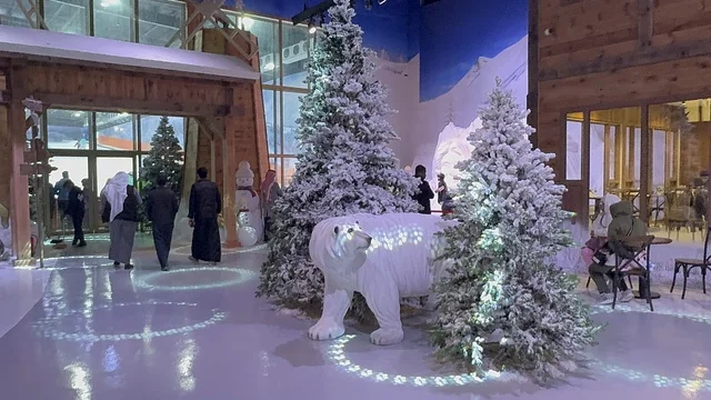 مقهي وكافي في تجربة كورفشيفل فى منطقة بوليفارد وورلد بالرياض، المملكة العربية السعودية يوم 25 من نوفمبر 2025، ديكور ثلجي ومشهد جبلي ،أجواء فاخرة تجمع الترفيه والاستجمام، فعالية ترفيهية شتوية مستوحاة من أجواء منتجعات التزلج الأوروبية،  مطاعم ومقاهي بطابع شتوي، أنشطة تفاعلية ممتعه